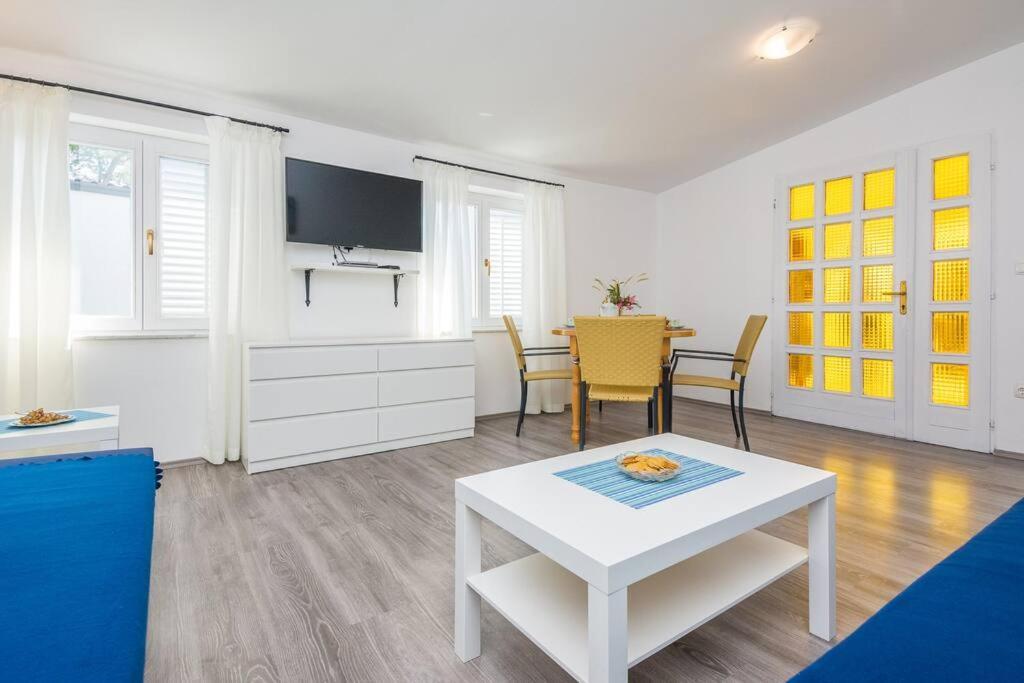 Family Patio Vir Apartment ภายนอก รูปภาพ